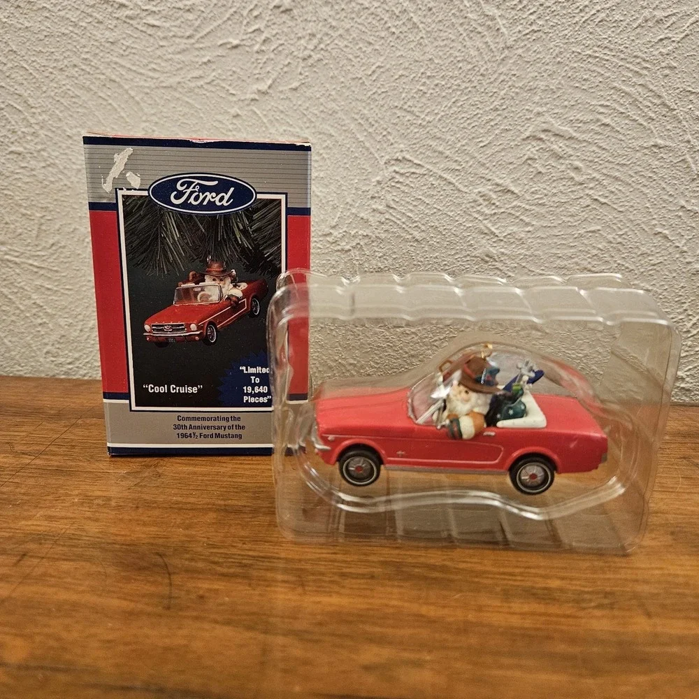 Enesco Cool Cruise 1964 1/2 Ford Mustang 30th Anniversary Limited Edition Santa
